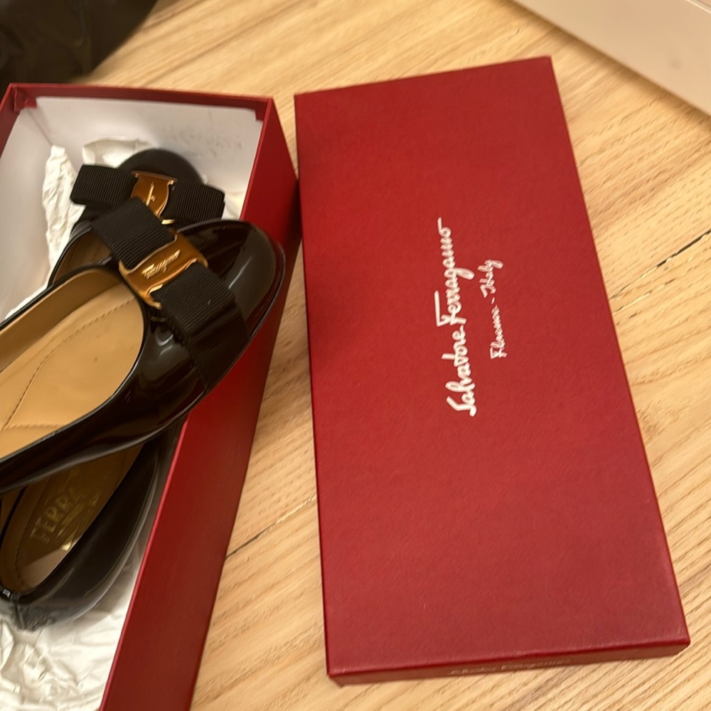 Salvatore Ferragamo ballet black varina 7.5